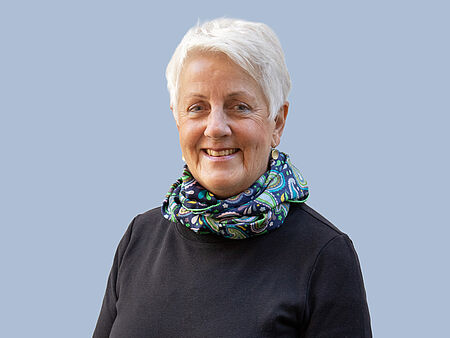 Ein Portrait von Frauke Sabat, eine Frau mit kurzen grauen Haaren.