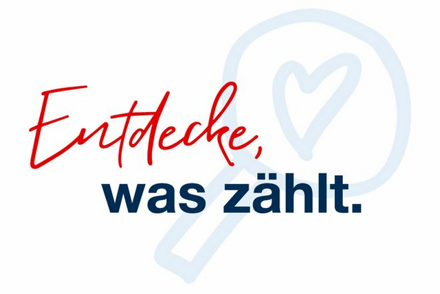 Schriftzug „Entdecke, was zählt.“ mit einer Lupe