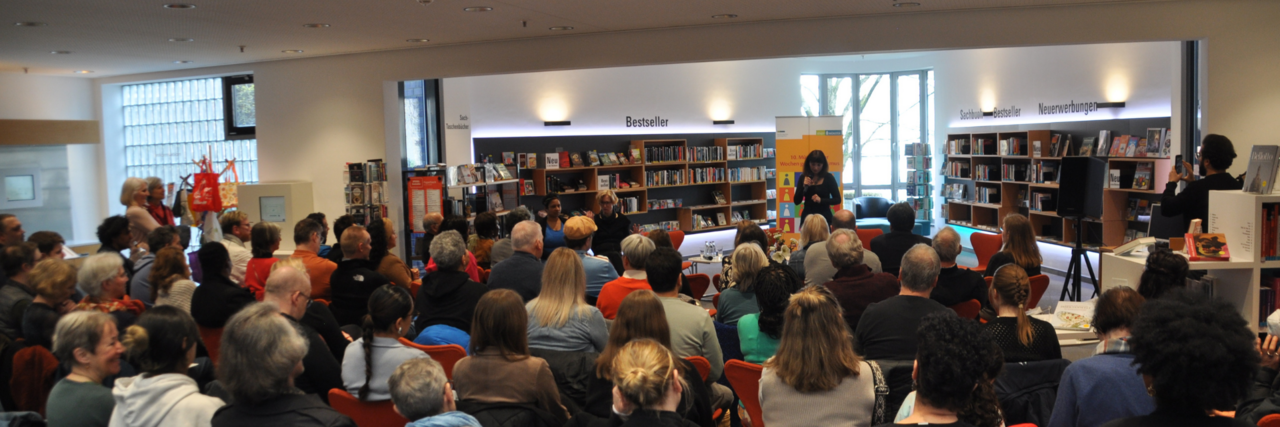 Eine Veranstaltung mit einer Speakerin vor Publikum in einer Bibliothek
