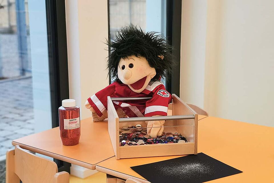 Ein Tisch mit Spielzeugen und einer Puppe drauf