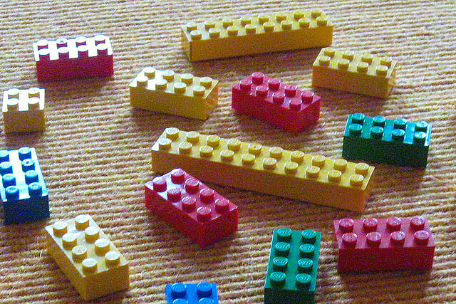 Bunte Legoklötzchen auf gelbem Teppichboden