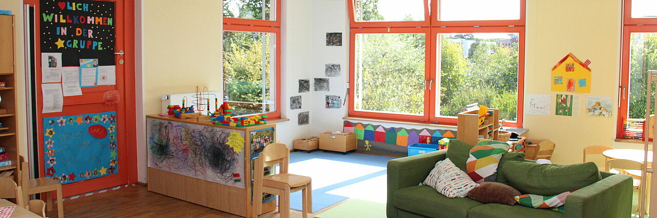 Wolkenburg Gruppenraum mit Kindermöbeln, Spielzeug und Dekoration