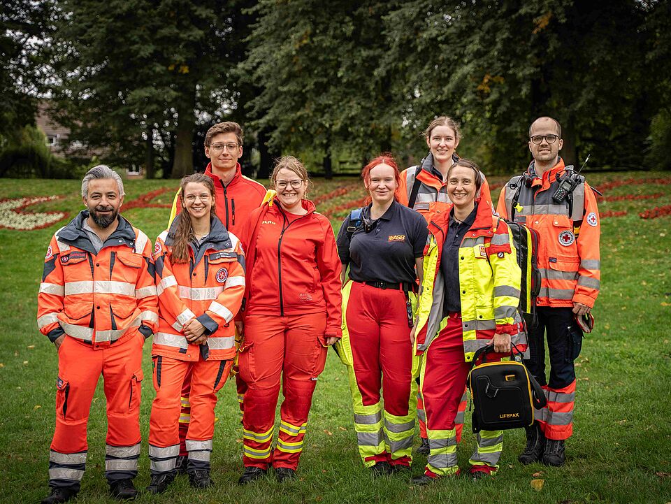 Gruppenbild von acht Personen in Einsatzkleidung von den Hilfsorganisationen ASB, DRK, DLRG und Johanniter