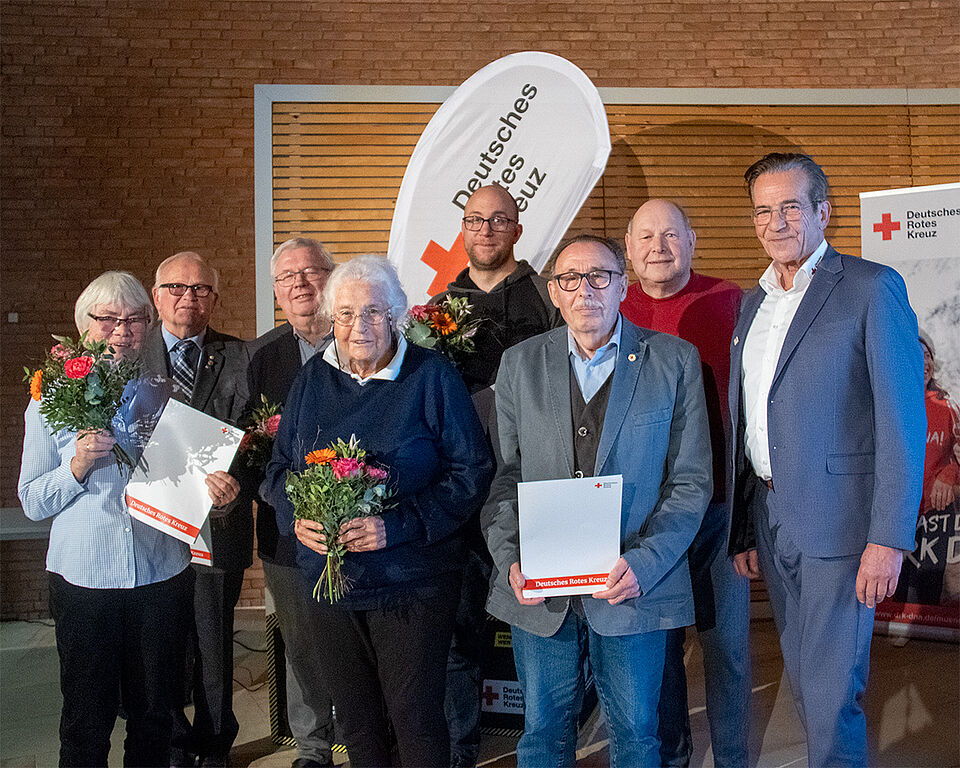 Ehrungen 8 Personen als Gruppe vor einer Klinkerwand