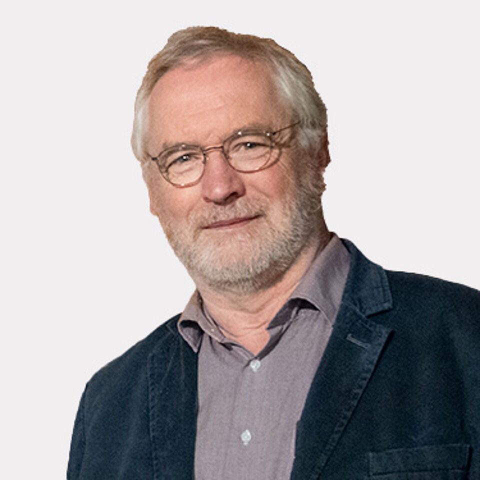 Mann mit Brille vor weißem Hintergrund