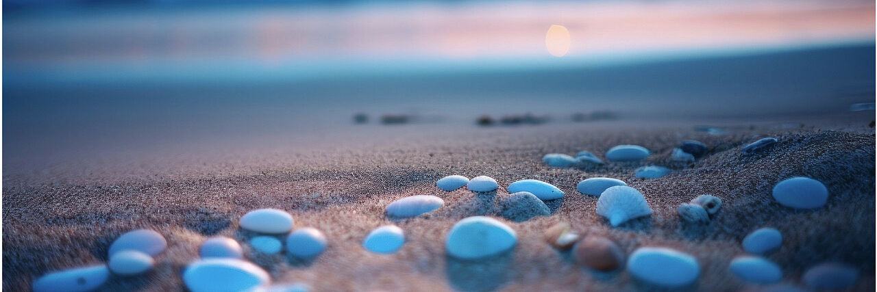 Sandstrand mit Muscheln bei Sonnenaufgang