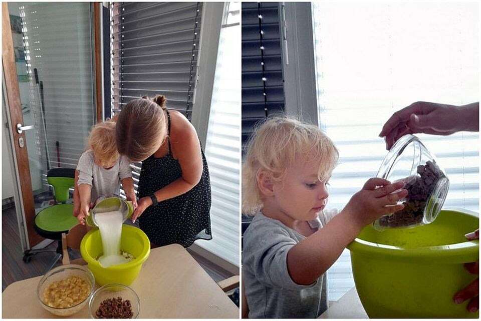 Eine Collage aus zwei Fotos zeigt ein Kind und eine erwachsene Person beim gemeinsamen Kochen. Auf dem linken Bild hilft die erwachsene Person dem Kind, Milch in eine grüne Rührschüssel zu gießen. Auf dem Tisch stehen außerdem Schüsseln mit geschnittenen Bananen und Schokostückchen. Auf dem rechten Bild schüttet das Kind Schokostückchen aus einem Glasbehälter in dieselbe grüne Schüssel