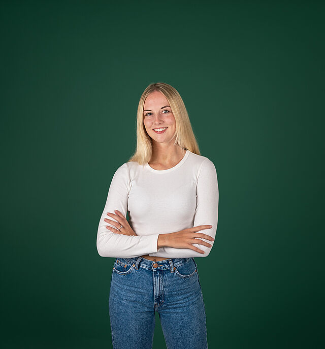 Junge Frau vor grünem Hintergrund