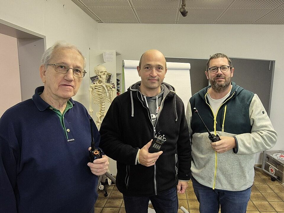 Amateurfunkkurs Drei Personen mit Funkgeräten in der Hand