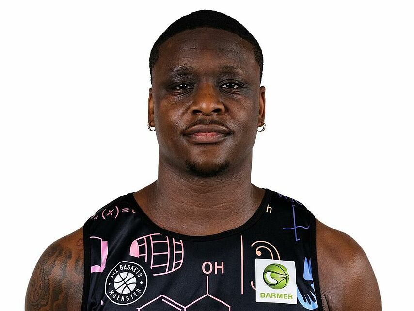 Ein Schwarzer Mann mit Basketball-Trikot