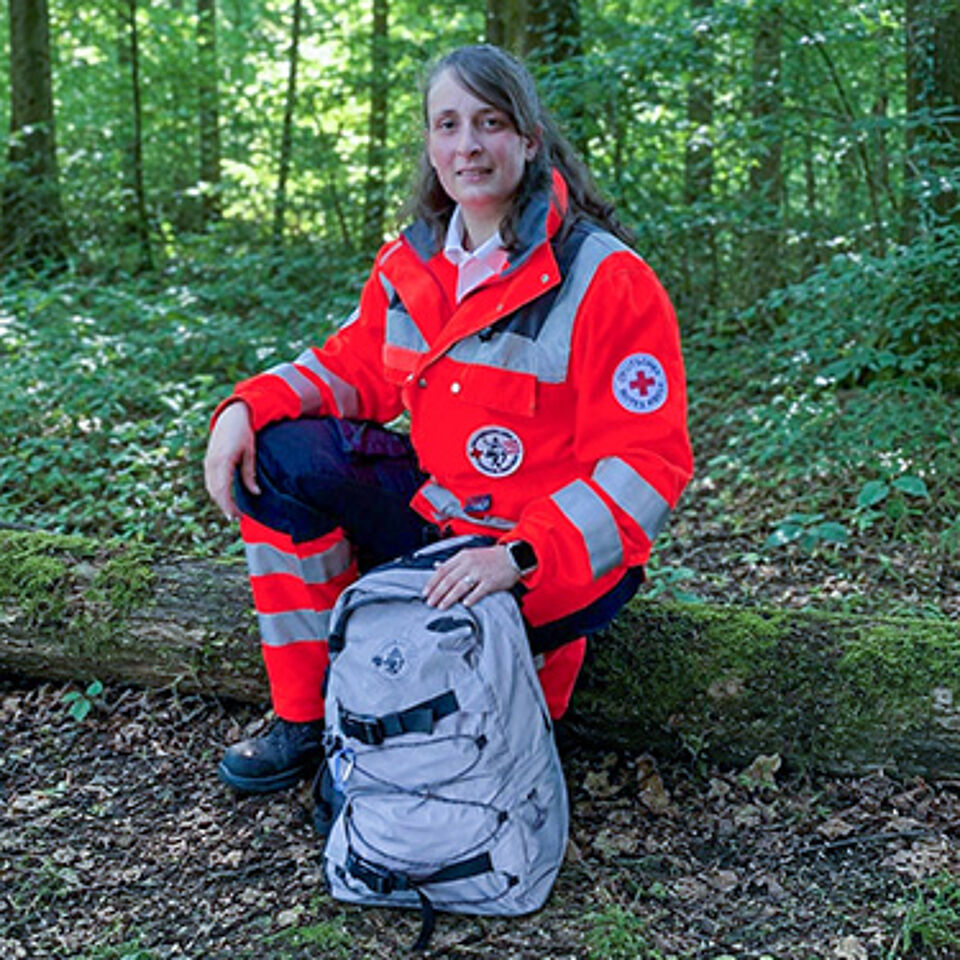 Eine Frau in Einsatzbekleidung im Wald