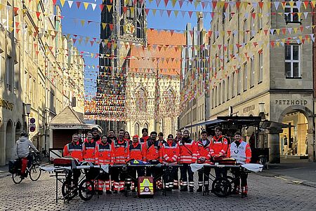 Eine Gruppe von Einsatzkräften auf dem Prinzipalmarkt