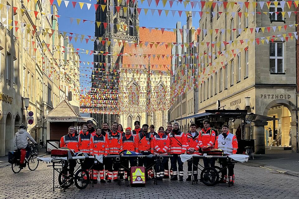 Eine Gruppe von Einsatzkräften auf dem Prinzipalmarkt