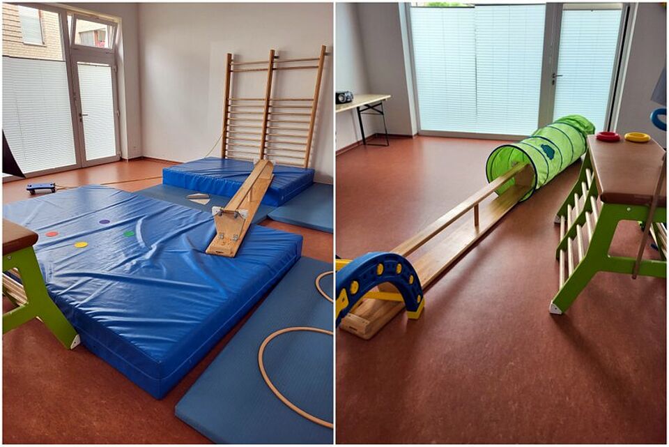 Zwei Ansichten eines kindgerechten Indoor-Spiel- und Bewegungsraums. Links sind blaue Turnmatten, ein hölzernes Klettergerüst an der Wand sowie Sportgeräte wie ein Balancierbalken und Reifen zu sehen. Rechts befindet sich ein weiterer Bereich mit einem grünen Kriechtunnel, einem weiteren Balancierbalken und zusätzlichen Kletterelementen. Im Hintergrund steht ein Tisch nahe großer Fenster mit Jalousien