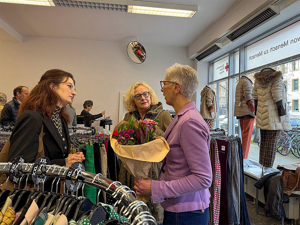 Eröffnung Kleiderladen 3 Frauen miteinander im Gespräch
