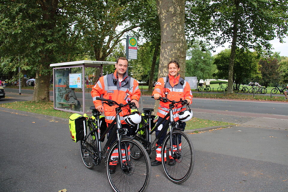 Fahrradstaffel Zwei Personen in Einsatzkleidung mit zwei schwarzen Fahrrädern