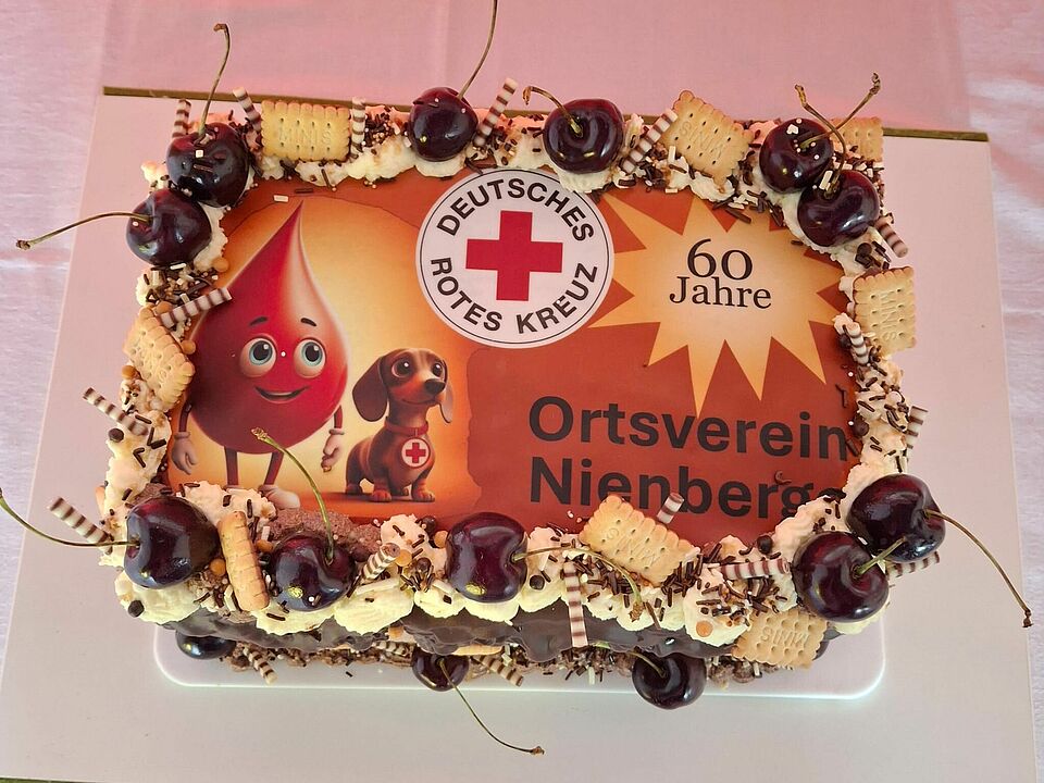Eine Torte dekoriert mit dem Rotkreuzlogo, einem Hund, einem Blutstrophen und der Aufschrift "60 Jahre OV Nienberge"