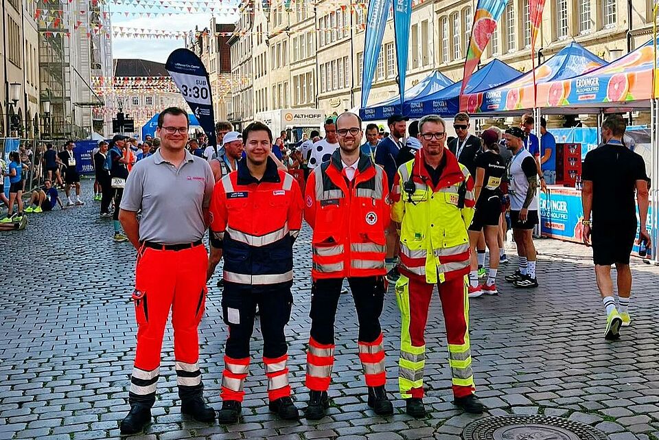 Marathon Vier Personen in Einsatzkleidung im Zieleinlauf des Marathons