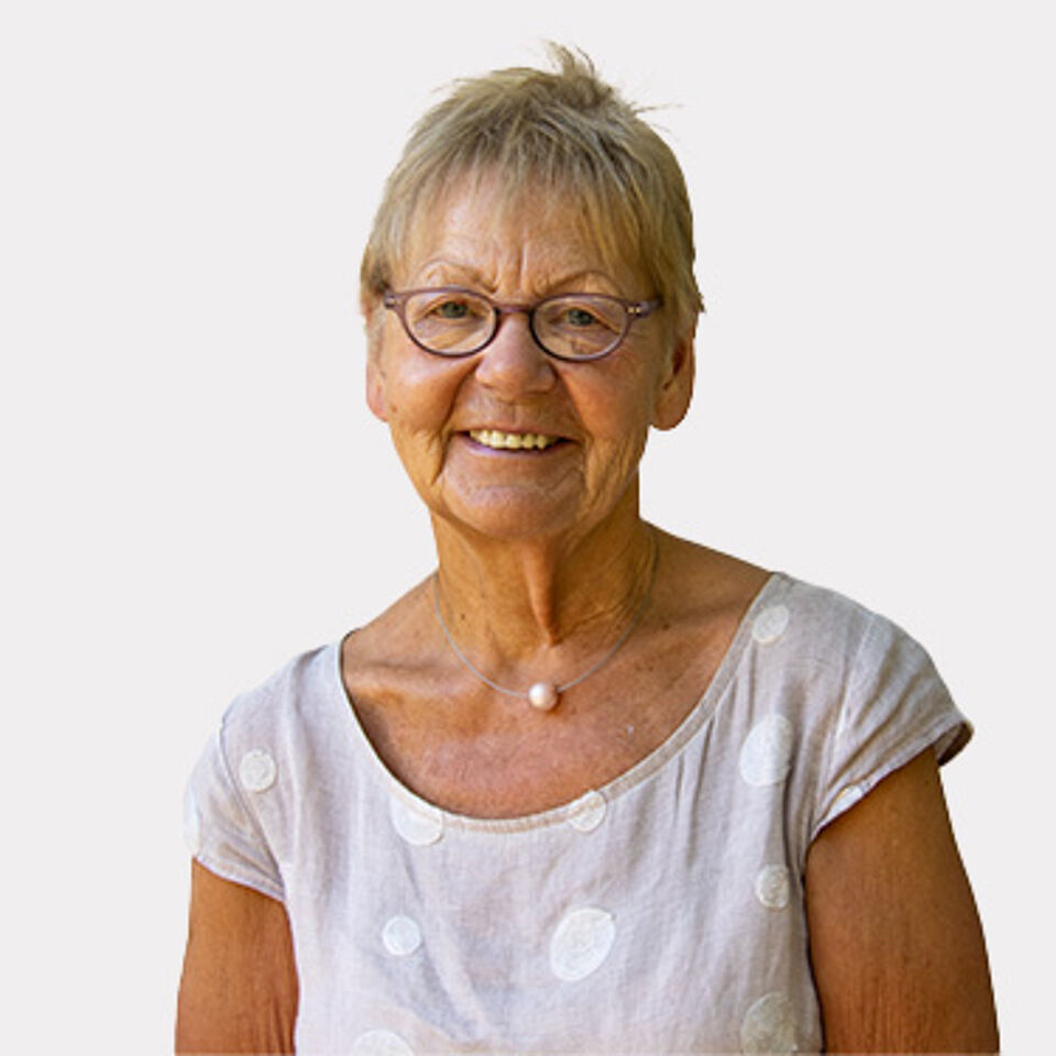 Frau mit kurzen Haaren und Brille vor weißem Hintergrund