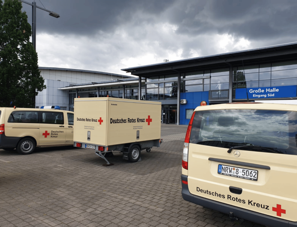 Fahrzeuge vor einer Halle