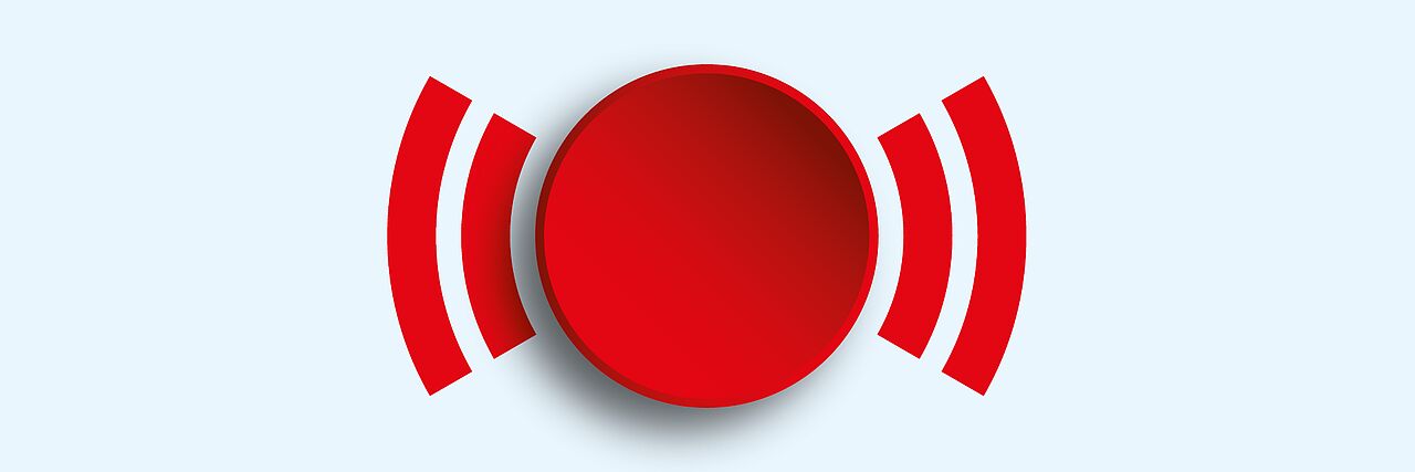 Roter Alarmknopf mit Schallwellen