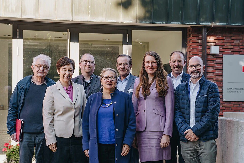 Besuch Svenja Schulze Gestern besuchte Svenja Schulze, Bundestagsabgeordnete für Münster, den DRK-Kreisverband. Im Mittelpunkt standen die Themen Migration, Integration und Zivilschutz. Am Standort Coerde erhielt sie Einblicke in die Migrations- und Stadtteilarbeit. Vertreter*innen des DRK berichteten über aktuelle Projekte, erfolgreiche Integrationsansätze sowie die Herausforderungen durch sinkende Fördermittel und verschärfte Richtlinien. In der DRK-Zentrale stand anschließend der Zivilschutz im Fokus. Vorgestellt wurden die Strukturen des Ehrenamts und die Rolle des DRK im Hilfeleistungssystem von der kommunalen Gefahrenabwehr über den Katastrophenschutz des Landes bis hin zum Zivilschutz des Bundes. Dabei wurden auch aktuelle Herausforderungen sowie Forderungen des DRK in Bezug auf eine nachhaltige Stärkung des Bevölkerungsschutzes diskutiert. Mit ihrem Besuch zeigte Svenja Schulze großes Interesse an den vielfältigen Aufgaben des DRK Münster – sowohl in der sozialen Arbeit als auch im Bereich der Gefahrenabwehr. Das DRK nutzte die Gelegenheit, um die Bedeutung stabiler Rahmenbedingungen insbesondere für die Bereiche Migration, Stadtteilarbeit und Zivilschutz zu unterstreichen. Fotos: © Jana Windoffer