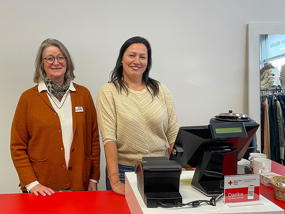 Eröffnung Kleiderladen 2 Frauen hinter dem Kassentresen