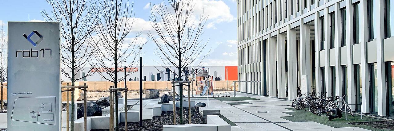 Modernes Bürogebäude, Spielplatz im Hintergrund