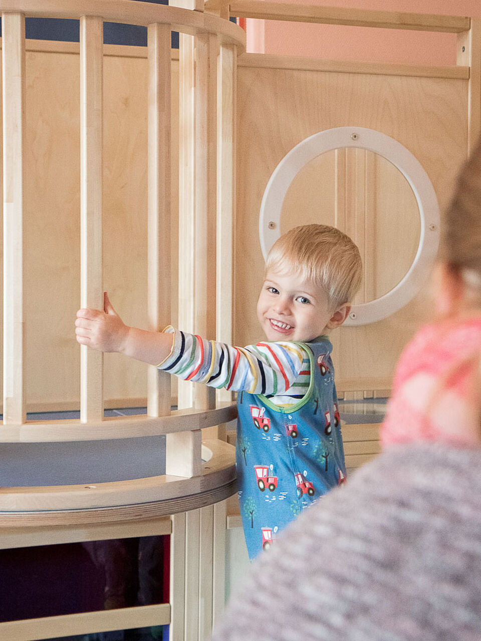 Ein Kind mit einem Indoor-Klettergerüst