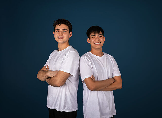 Zwei junge Männer vor blauem Hintergrund