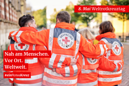 Vier Personen in Einsatzkleidung des DRK Arm in Arm von hinten fotografiert mit den Schriftzügen "8. Mai Welttrotkreuztag" und "Nah am Menschen. Vor Ort. Weltweit." "#einRotesKreuz"