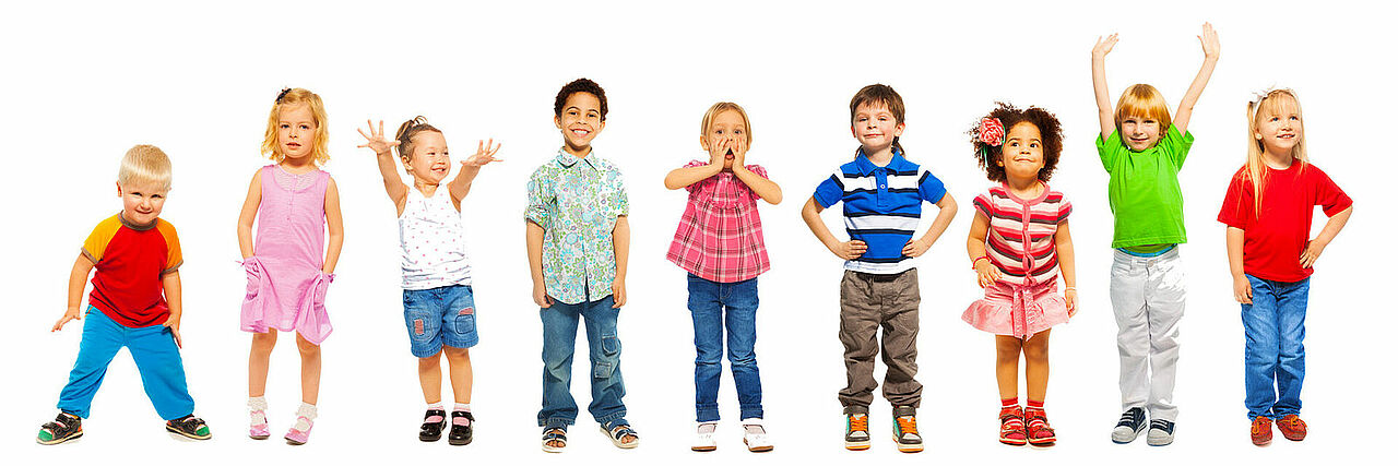 Kita Slider Neun Kinder stehen in einer Reihe und machen Grimassen