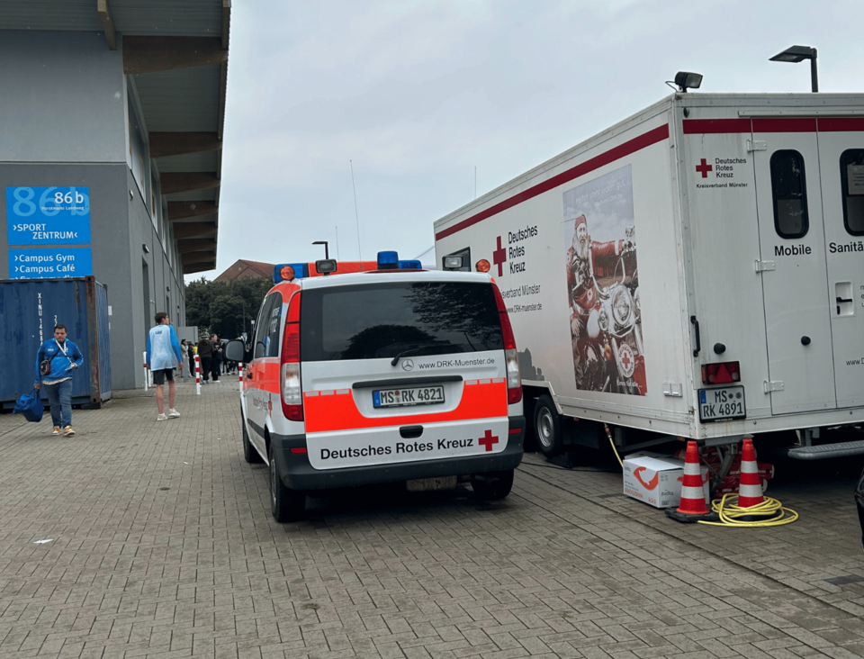 UHS Special Olympics Eine Unfallhilfsstation und ein DRK-Einsatzfahrzeug vor einer Sporthalle